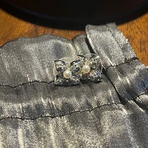 Elegant Silver and Pearl Earrings. costume jewñwry